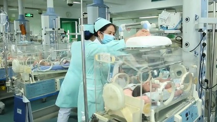 新生兒黃疸怎么辦?婦產醫生專業講解,兩種情況黃疸的治療方法