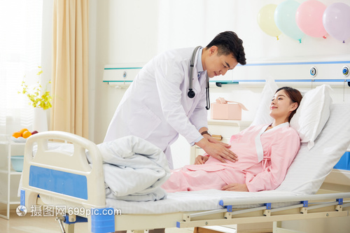 醫院婦產科男醫生給孕婦做身體檢查