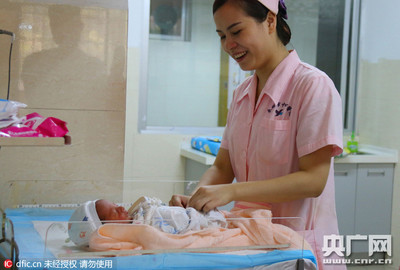天津爆炸犧牲消防員母親借試管手術(shù)誕下8斤重男嬰