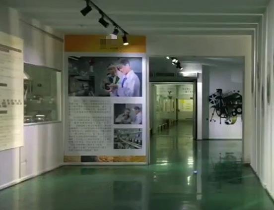 61歲何家勁曬自家工廠,逆襲成圈內 隱形富豪 ,至今不婚