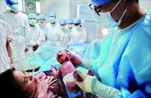 婦產(chǎn)科&ldquo;男神&rdquo;3年接生過(guò)千人 曾被少數(shù)產(chǎn)婦拒絕